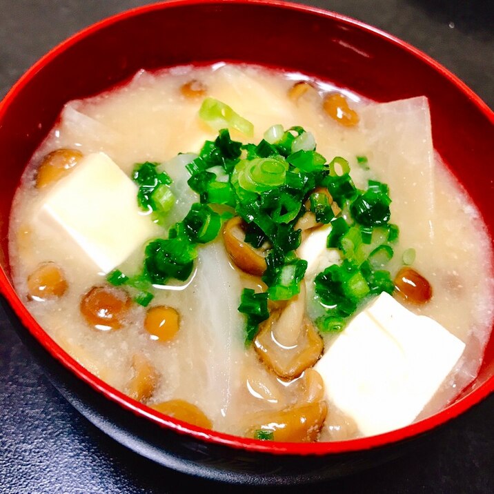 栄養満点！なめこと大根と豆腐の味噌汁